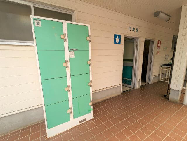 福岡県北九州市にある「響灘グリーンパーク」南口ゲート入口に入ったところにあるロッカーとトイレの画像